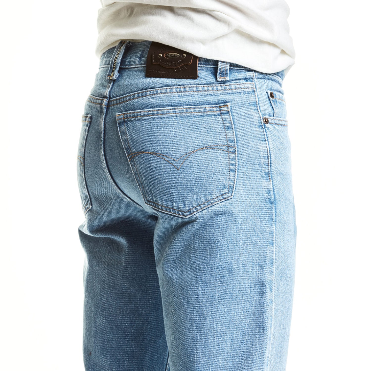 Jeans para hombre 2602 color azul claro bleach, corte recto en 100% algodón. Ajuste cómodo con tiro medio, ideal para uso diario o trabajo. Estilo versátil con alta transpirabilidad