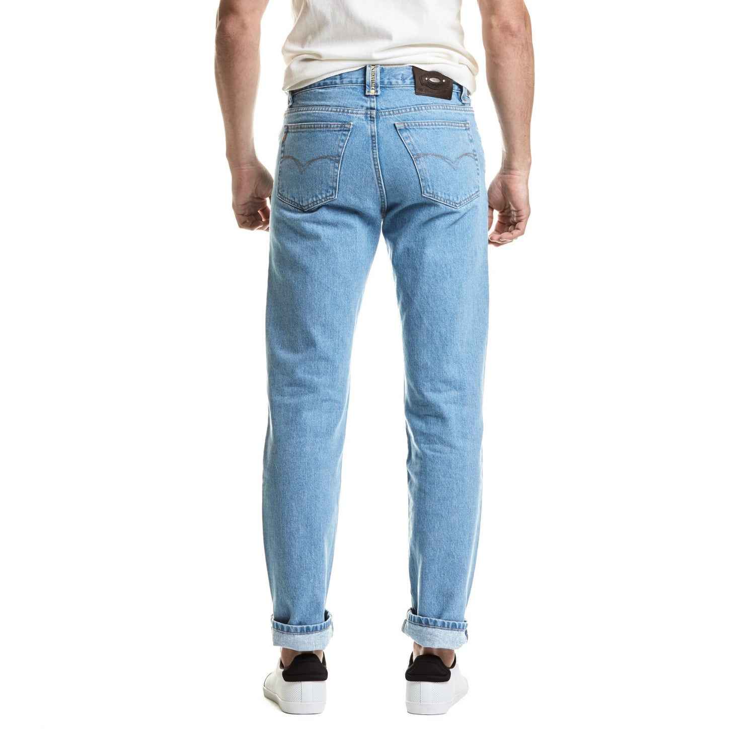 Jeans para hombre 2602 color azul claro bleach, corte recto en 100% algodón. Ajuste cómodo con tiro medio, ideal para uso diario o trabajo. Estilo versátil con alta transpirabilidad